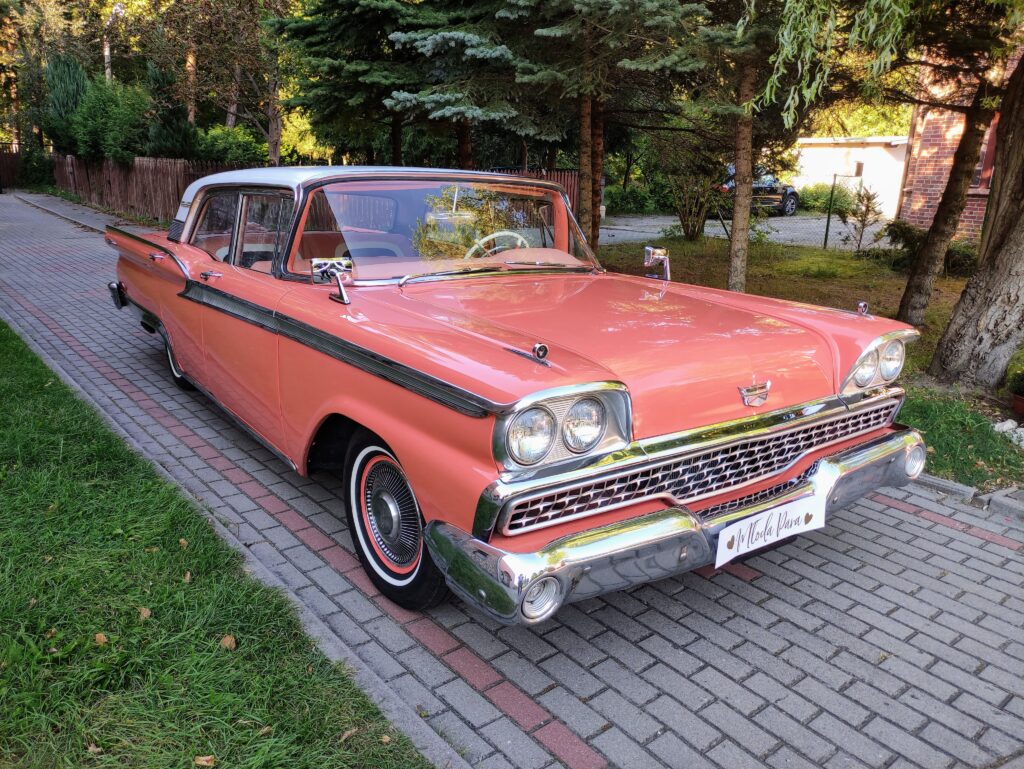 Amerykańskie samochody klasyczne do ślubów - Ford Galaxie 500 w kolorze łososiowo rożowym