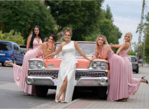 Różowy Ford Galaxie w ślubnej odsłonie